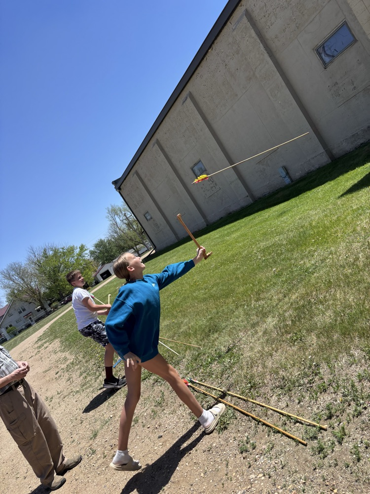 Mr. Beach taught the students how to throw an atlatl today! 🎯 They had so much fun!🤩