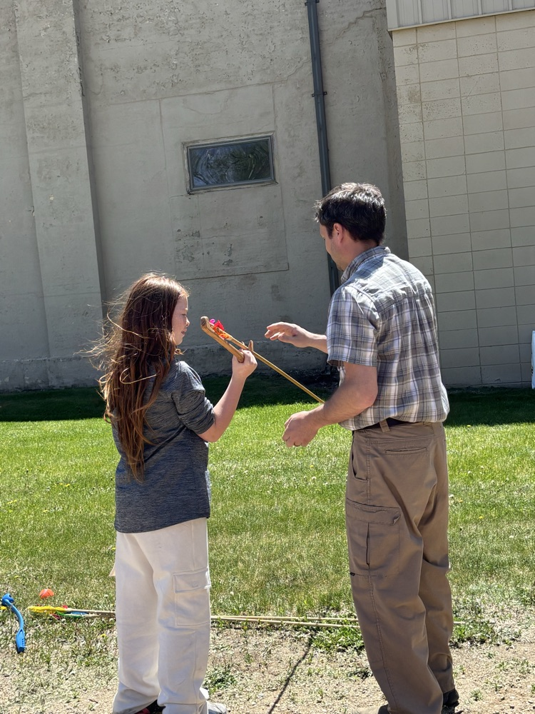 Mr. Beach taught the students how to throw an atlatl today! 🎯 They had so much fun!🤩