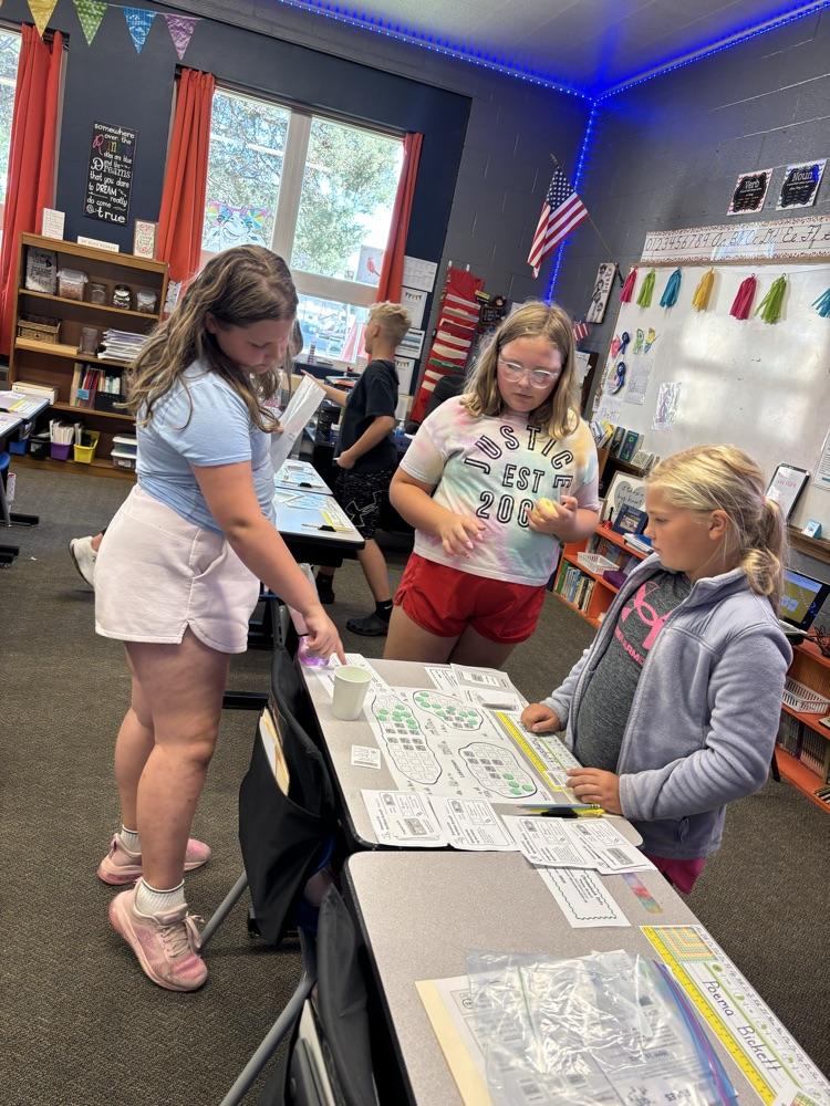 Cleaning up the algae at Laketown is so much fun! 🤩