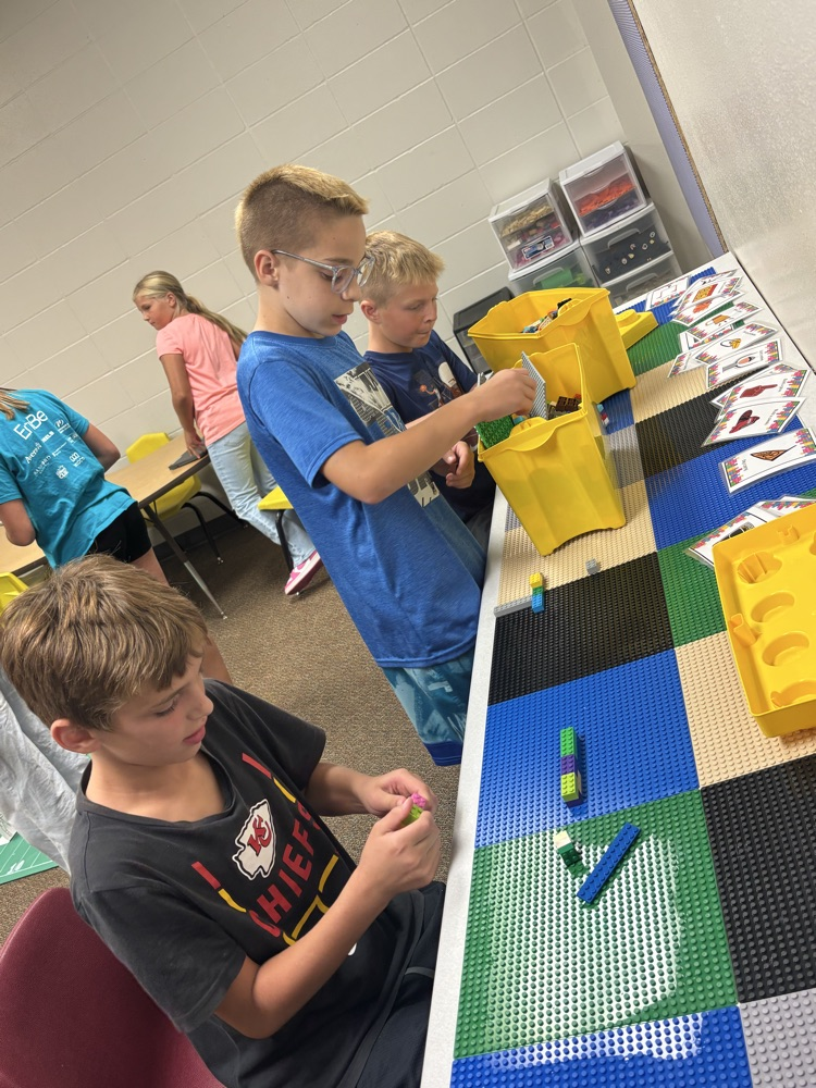 Students enjoyed spending time in the maker space room, creating trading cards on Canva, making a paper football, decorating jerseys, playing Legos, putting puzzles together, and getting Sphero to make a touchdown! 