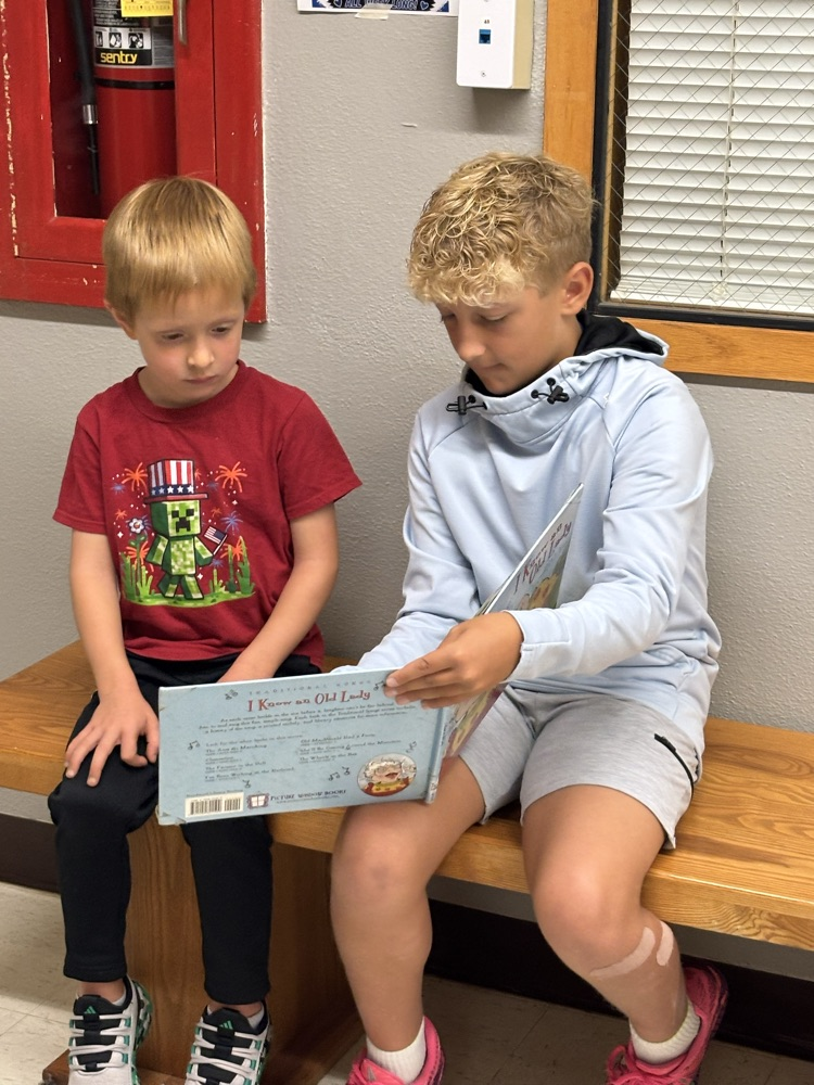 Reading buddies with PreK! 📚