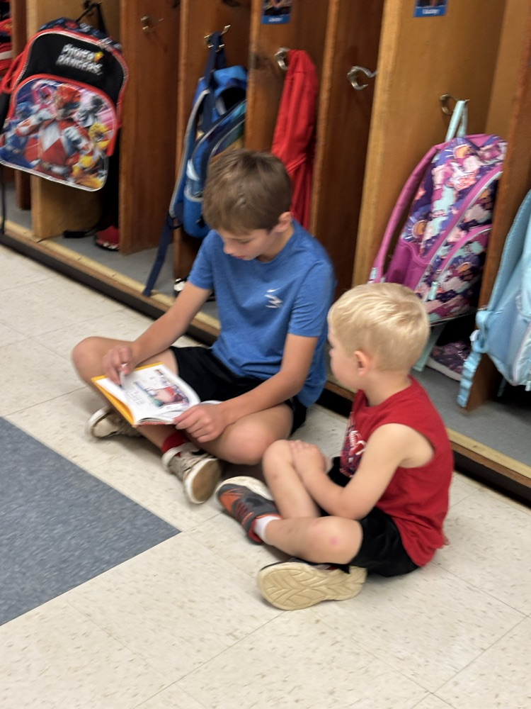 Reading buddies with PreK! 📚