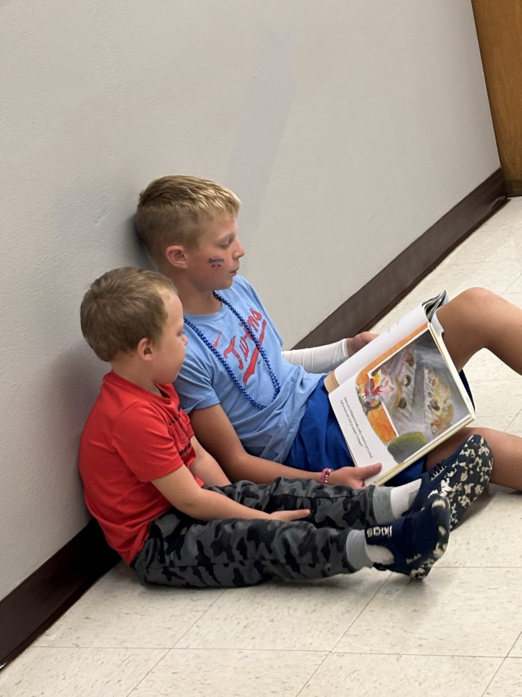 Reading buddies with PreK! 📚