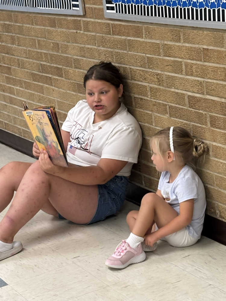 Reading buddies with PreK! 📚