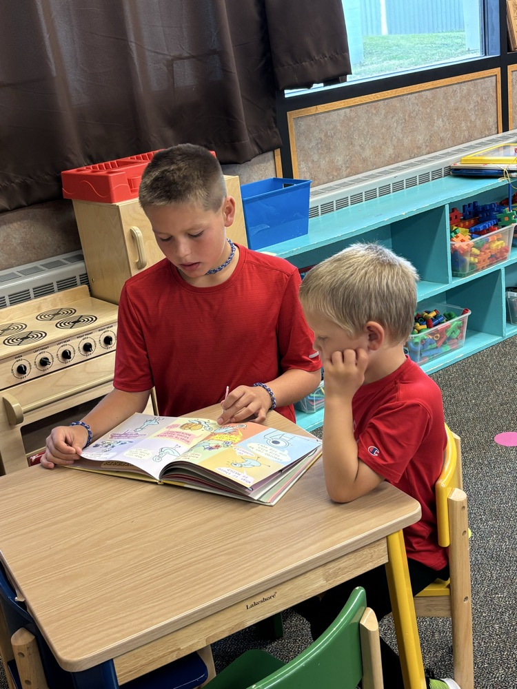 Reading buddies with PreK! 📚