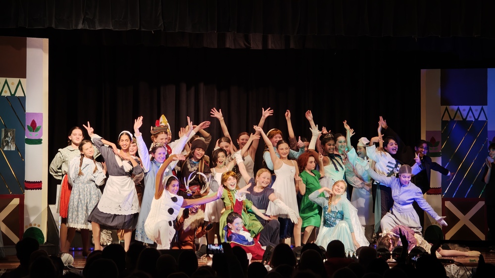 Frozen Jr final scene with cast