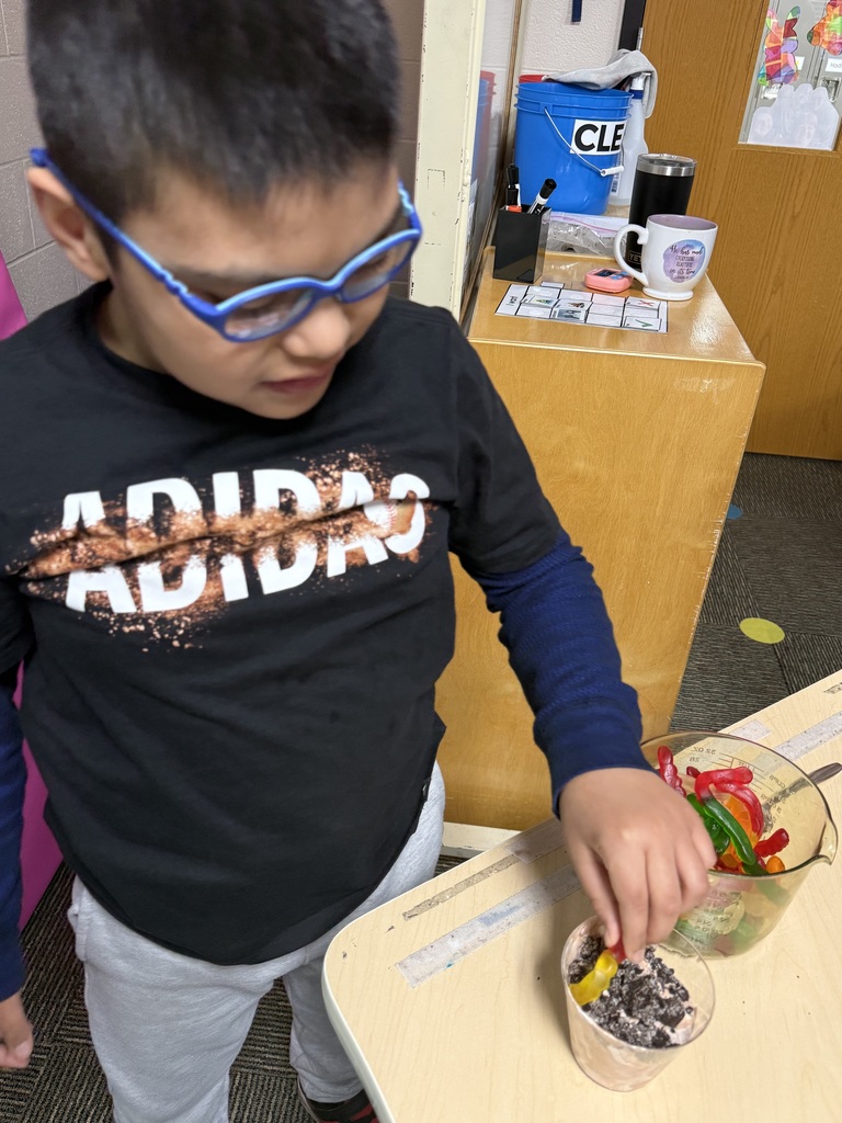 Adding the gummy worms 