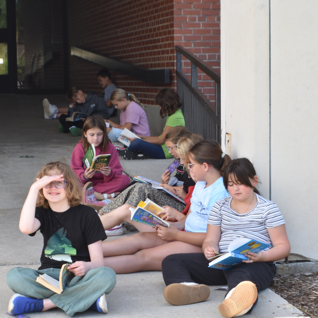 Reading Outdoors3