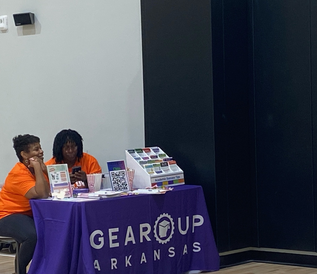 🏀 Thank you for joining GEAR UP Arkansas! Thank you to all the amazing students and families who joined us for our recent GEAR UP Arkansas workshop! It was incredible seeing everyone bring so much energy to building their personal "Game Plan" for the future.