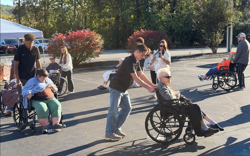 Virginia High Basketball Team Spreads Sunshine at NHC-Bristol