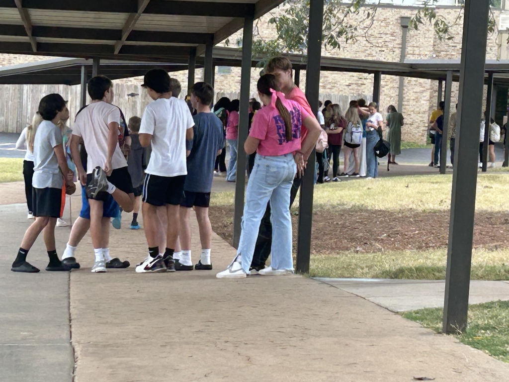 Middle School students at lunch without their cellphones!