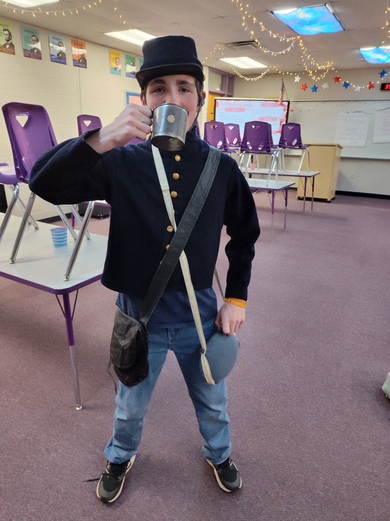 Pictures of students trying on Civil War era clothing