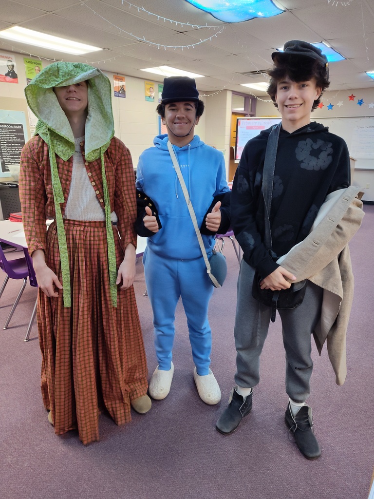 Pictures of students trying on Civil War era clothing