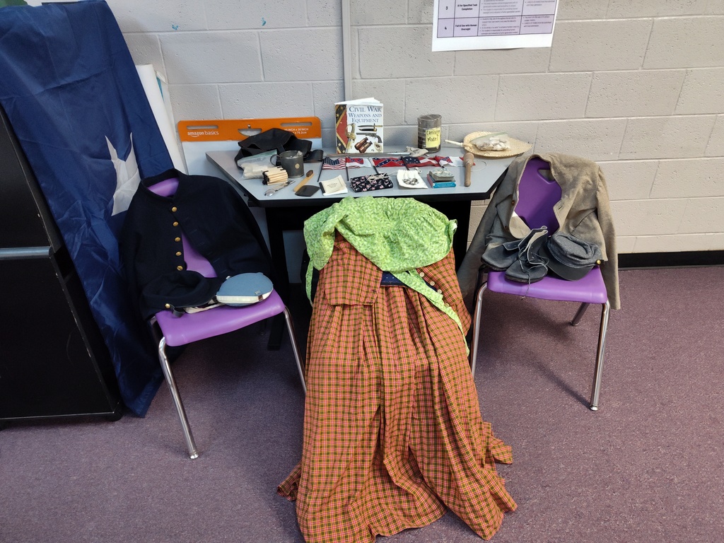 Pictures of students trying on Civil War era clothing