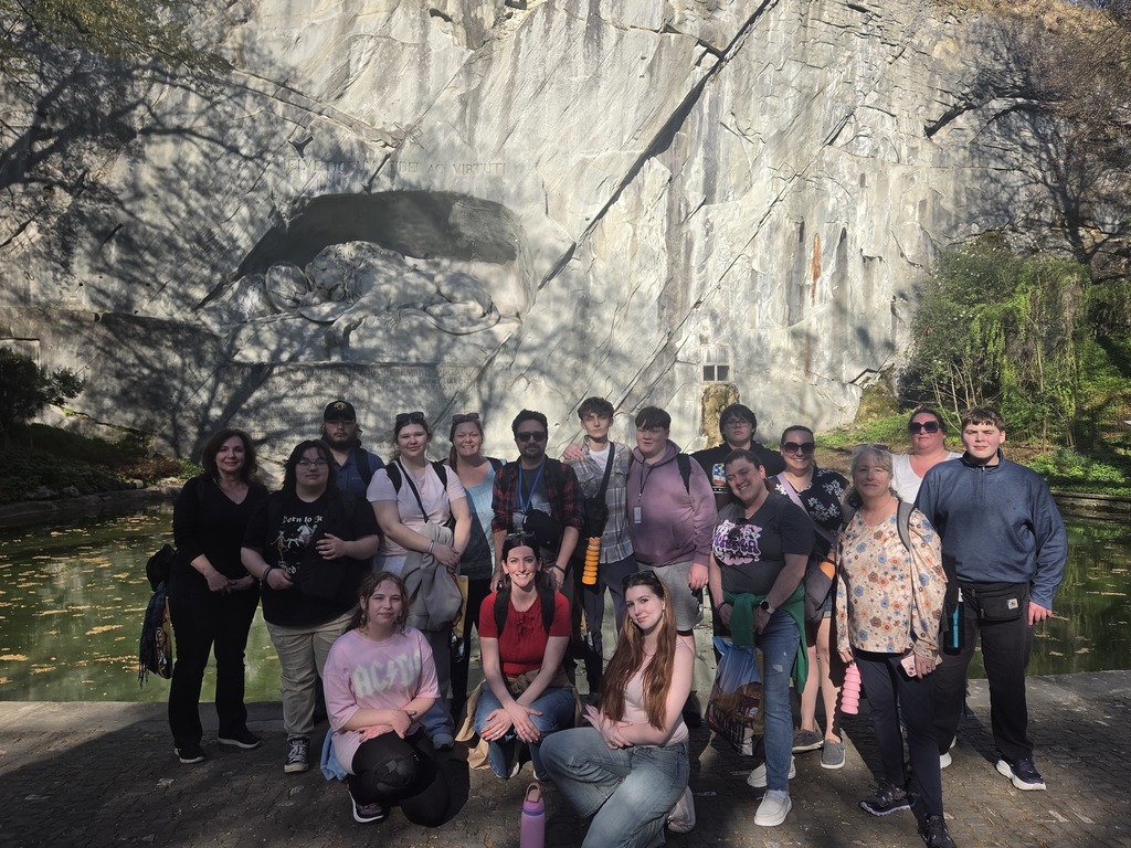 Group photo of Travel Club in front of the lion monument in Lucerne