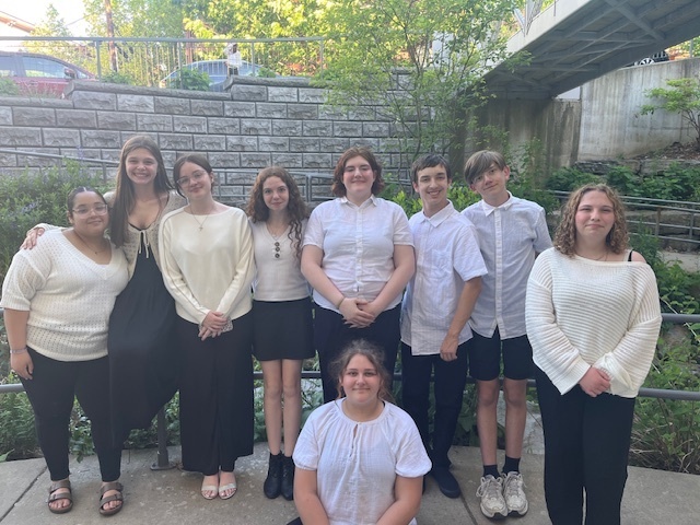 Students in the Junior Chorus 