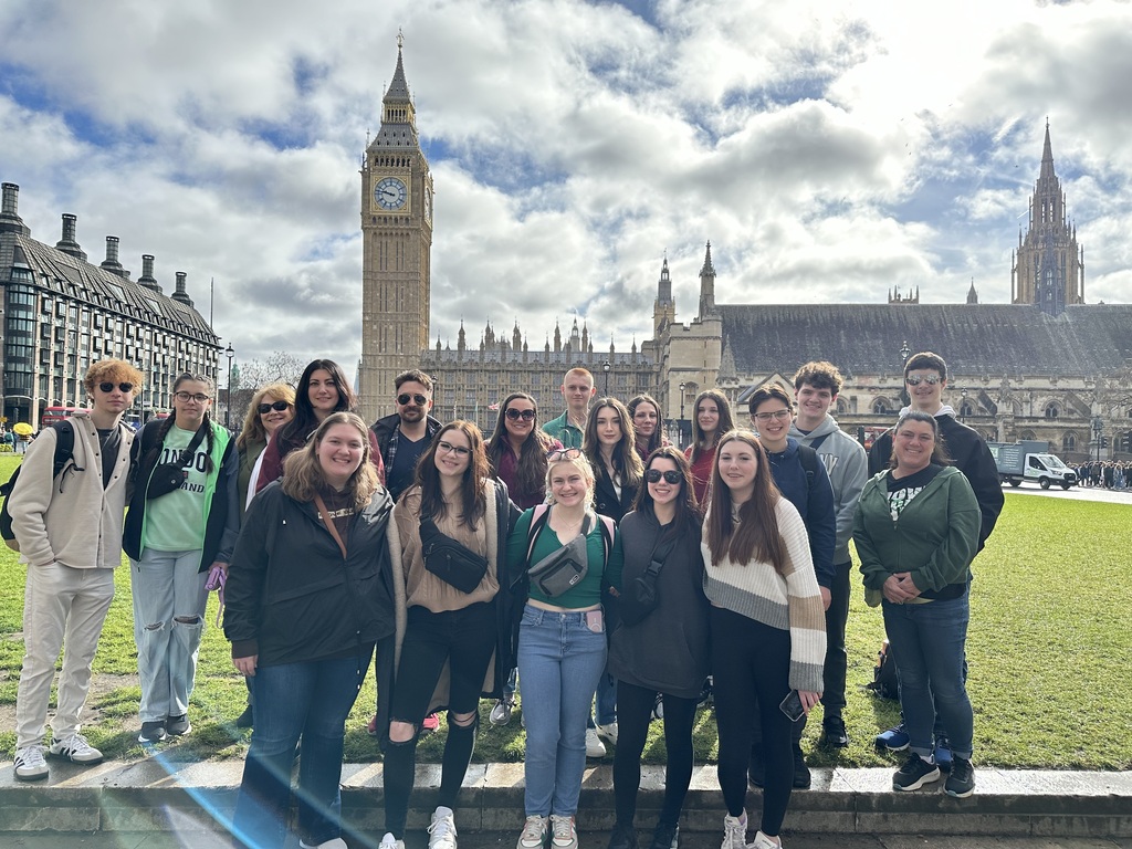 Group photo in front of Big Ben in London