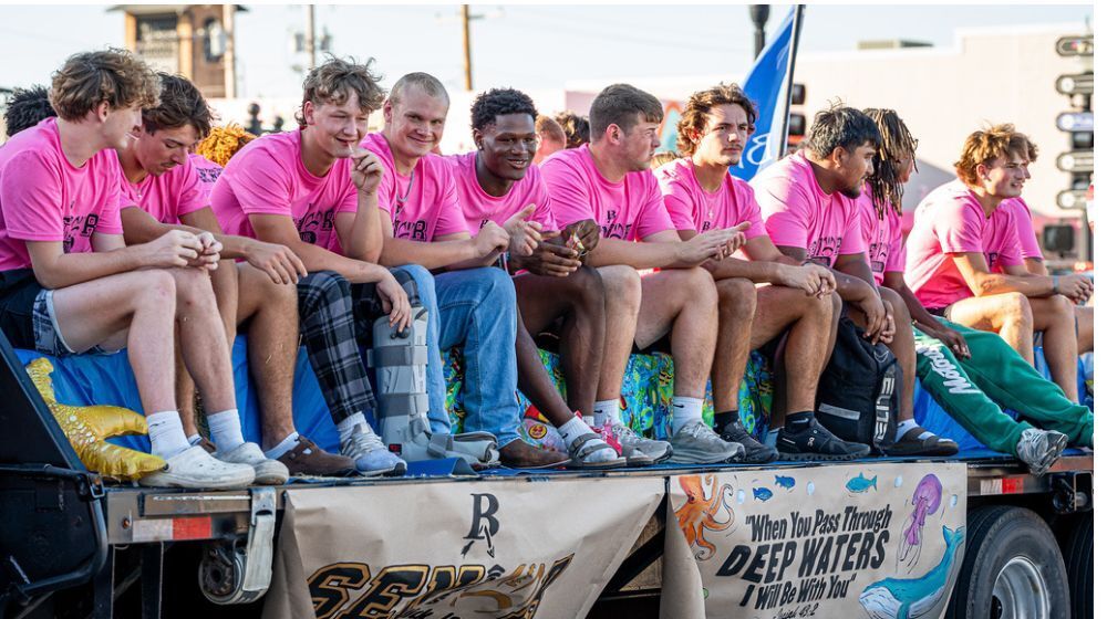 Picture of Homecoming parade.