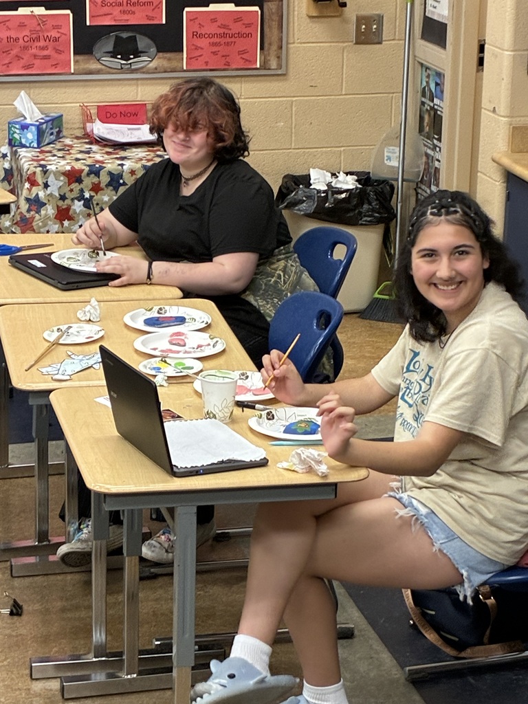 Last week, our 8th grade students who stayed back from the Washington, D.C. trip had a blast painting decorative rocks! 🎨🪨 Students showed off their creativity while designing colorful and unique creations.