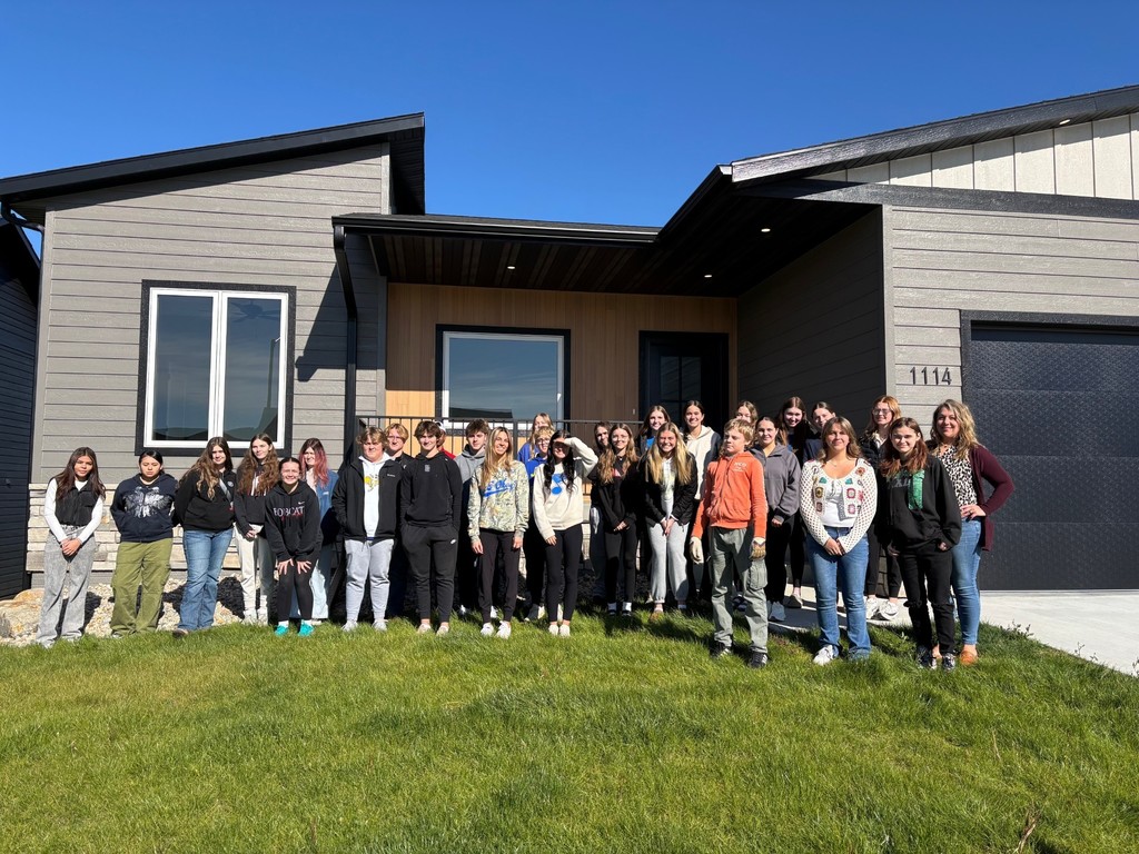 Image of a large group of students in fromt of a spec home in Brookings where they received a tour. 