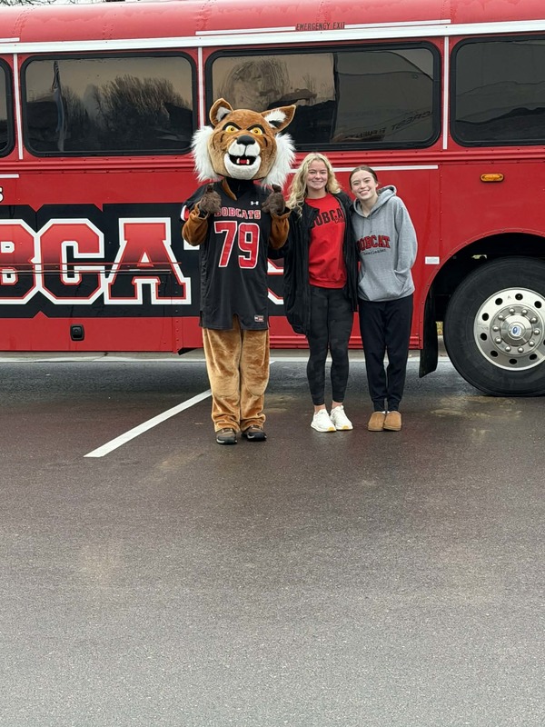 Students with Bobby the Bobcat mascot.