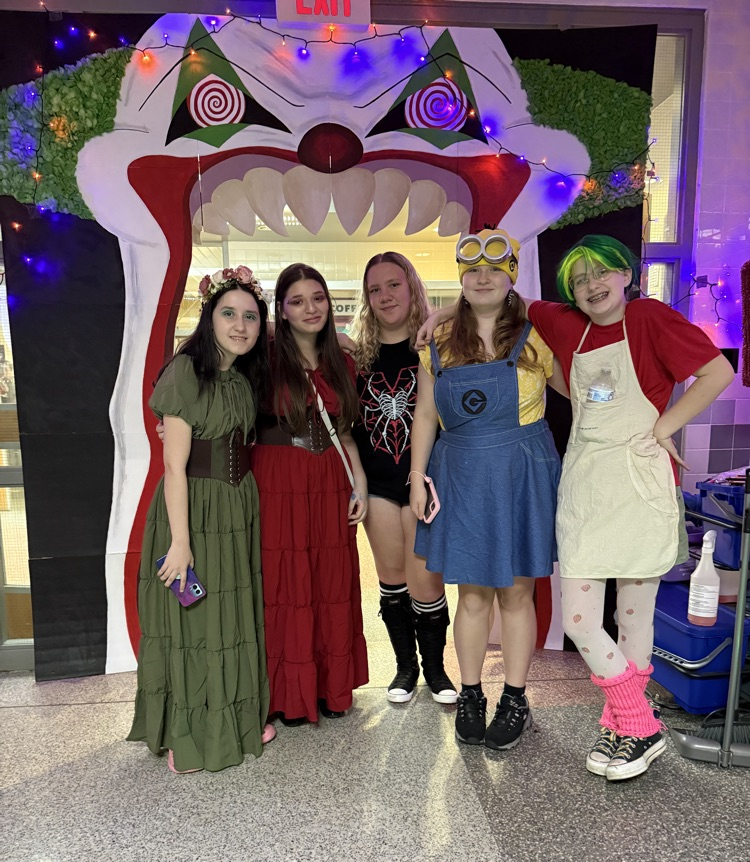 Ms. Yauger’s Clown archway looked amazing! 🤩