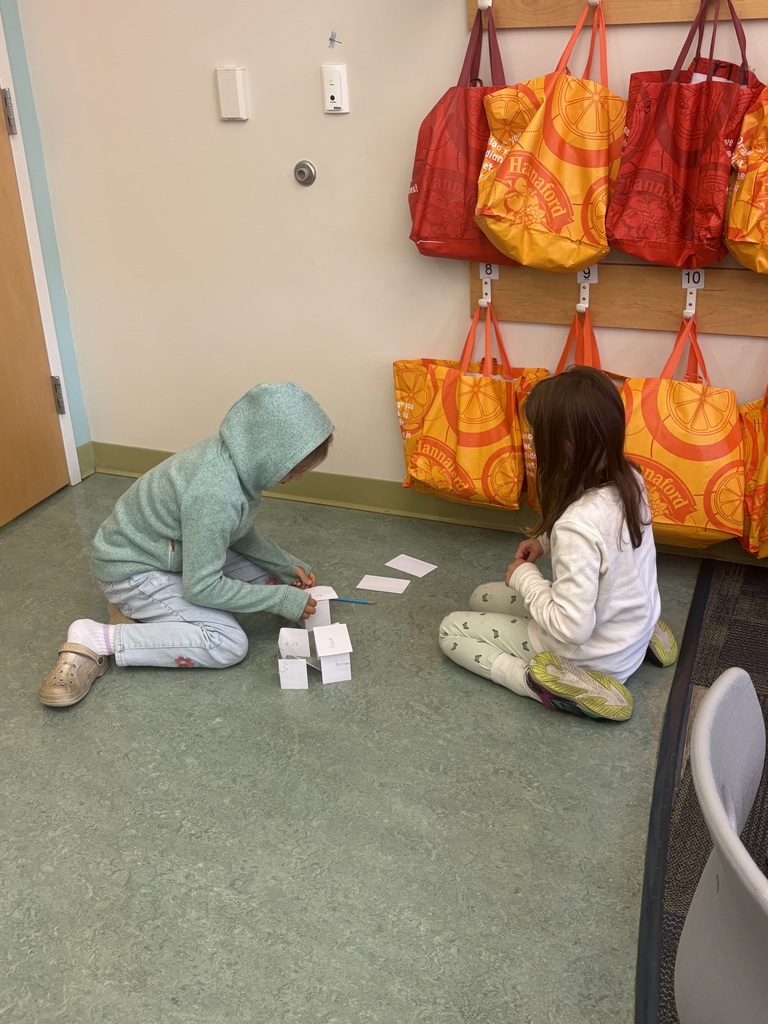 2 students building a tower