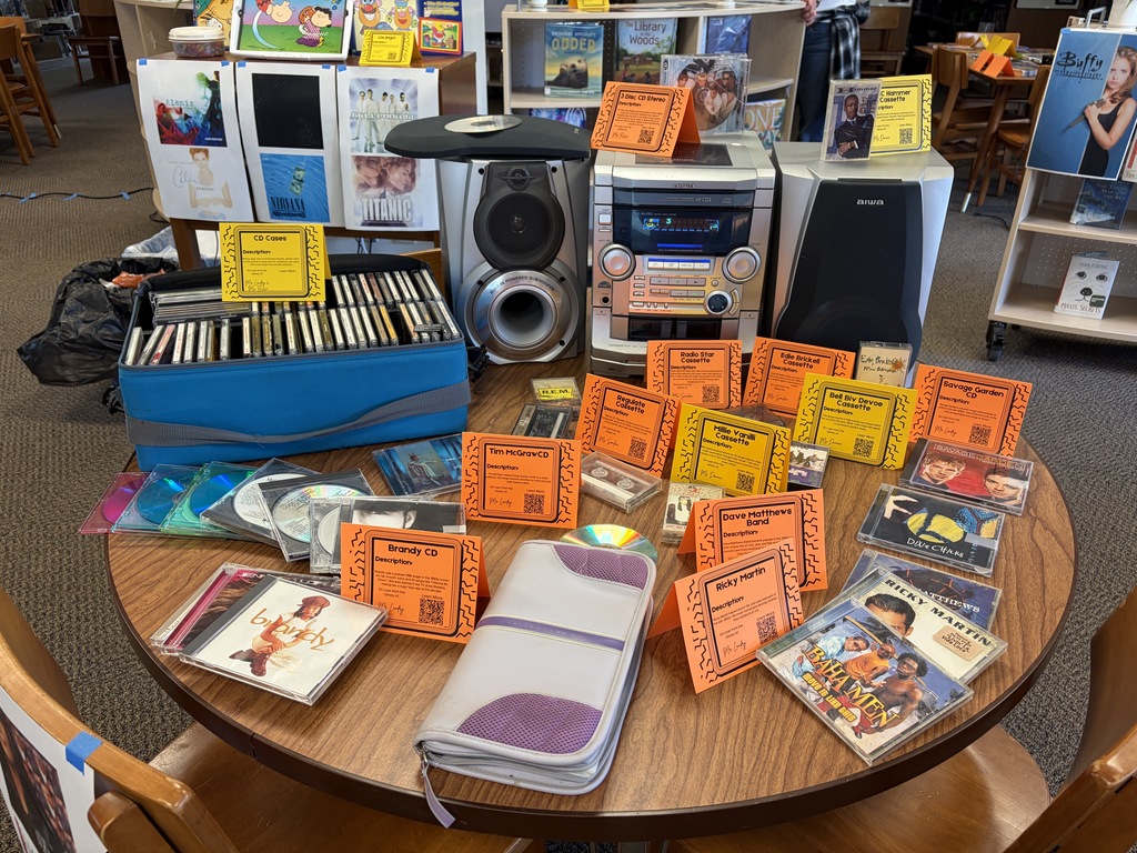 Table full or CD's and an old fashion stereo from the 90's.