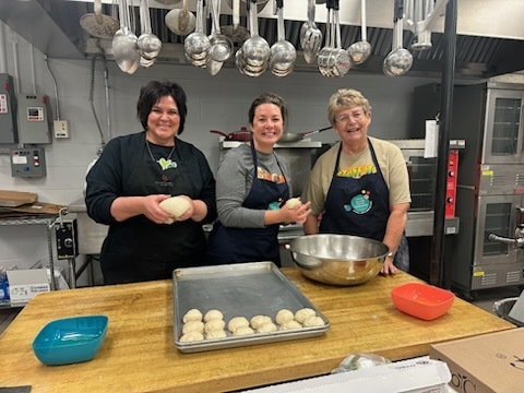 Picture of staff and volunteers prepping for Thanksgiving dinner.