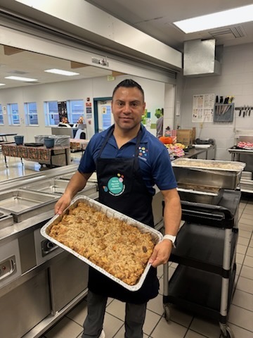 Picture of staff and volunteers prepping for Thanksgiving dinner.