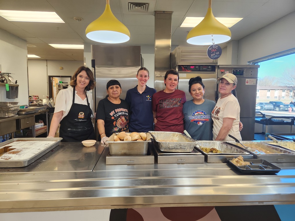 Picture of staff and volunteers prepping for Thanksgiving dinner.