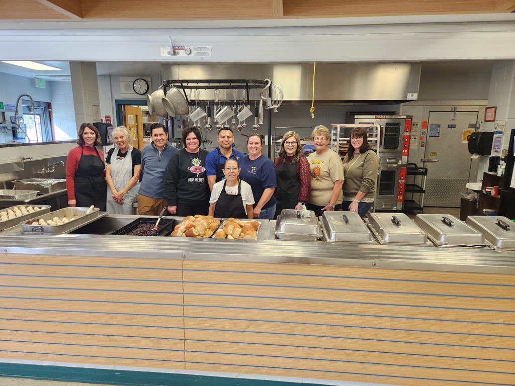Picture of staff and volunteers prepping for Thanksgiving dinner.