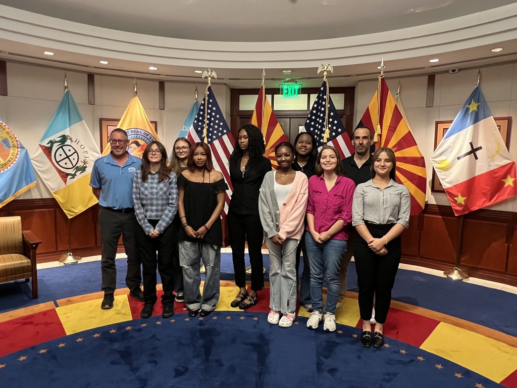 GROUP OF STUDENTS POSING AT STATE CAPITOL