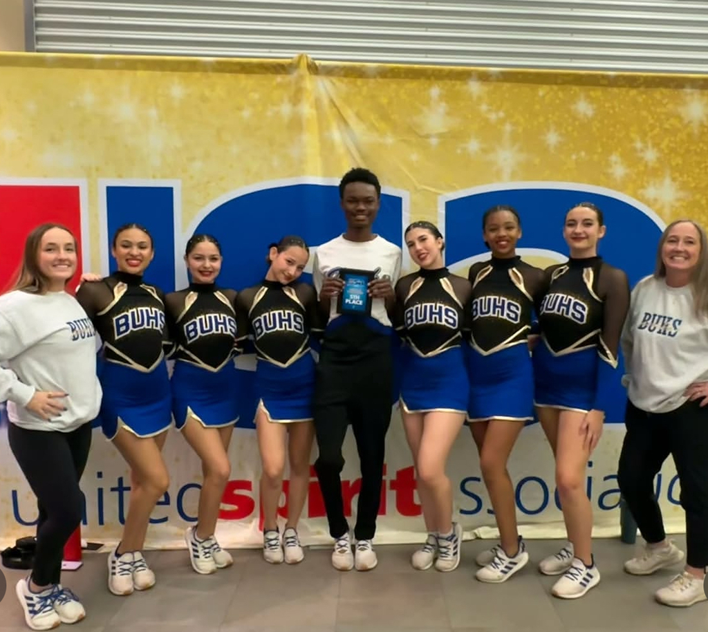 buhs pom team posing
