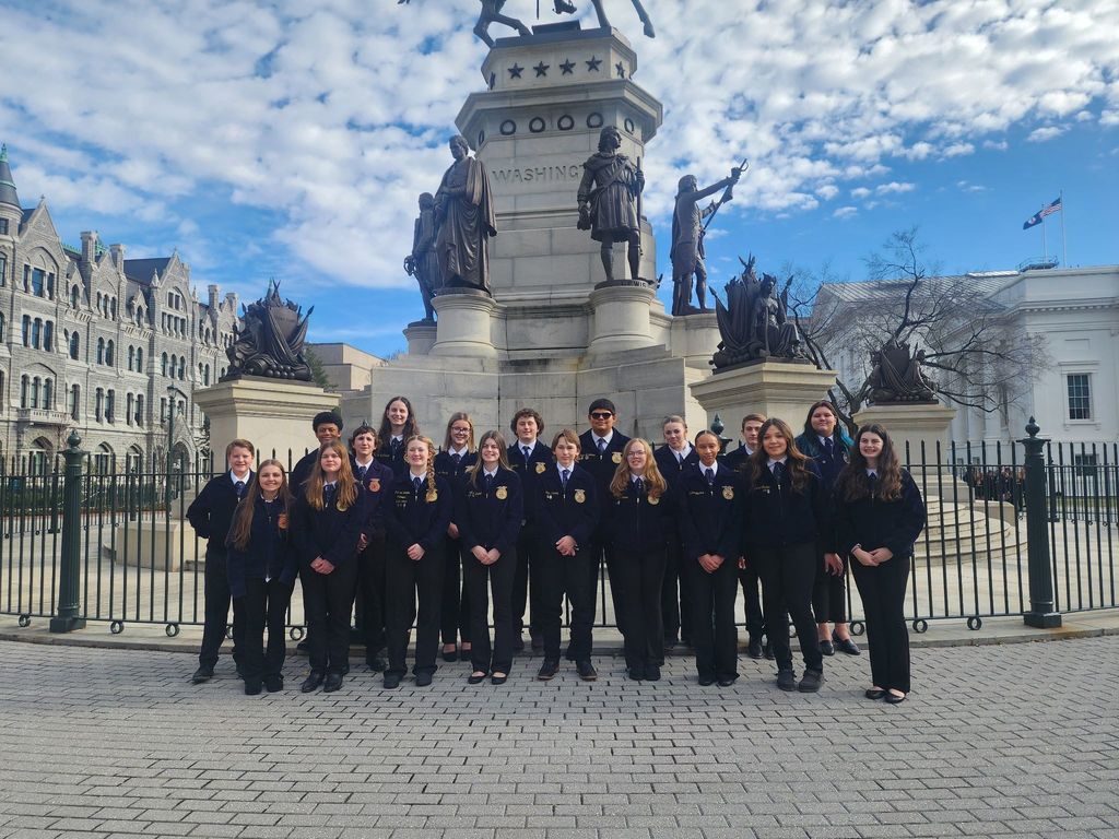 FFA Members in front of the Washington Statue