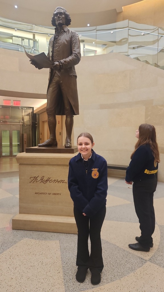 FFA Members with Jefferson Statue