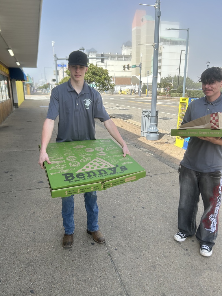 Students grabbing some pizza