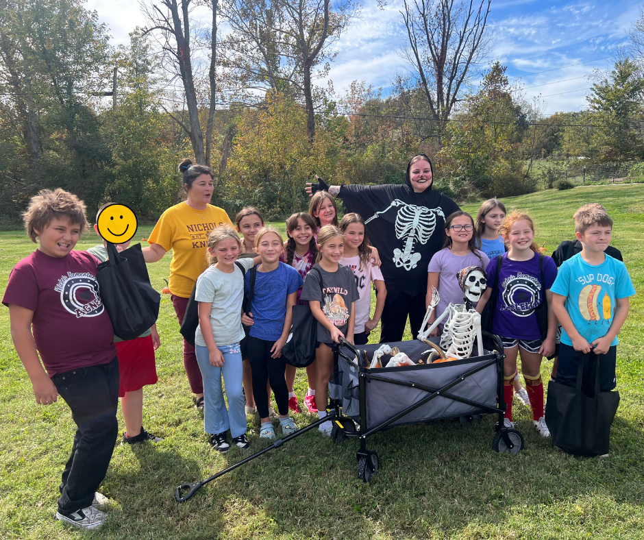 Fourth grade posing for a picture.