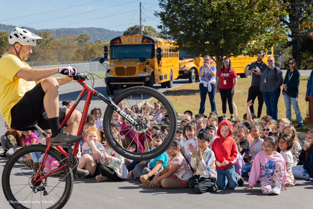 Pro Mnt Biker showing tricks to kids