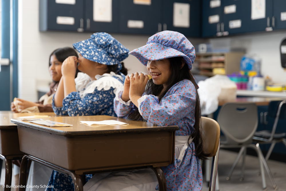 Student trying a Johnny cake for the first time. 