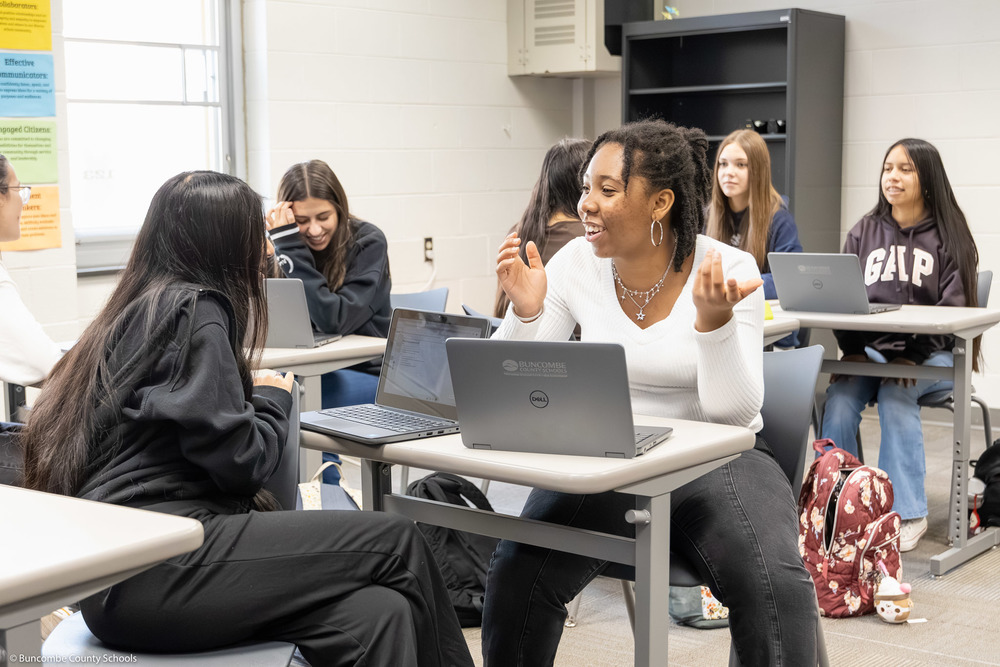 Students discuss government in class.