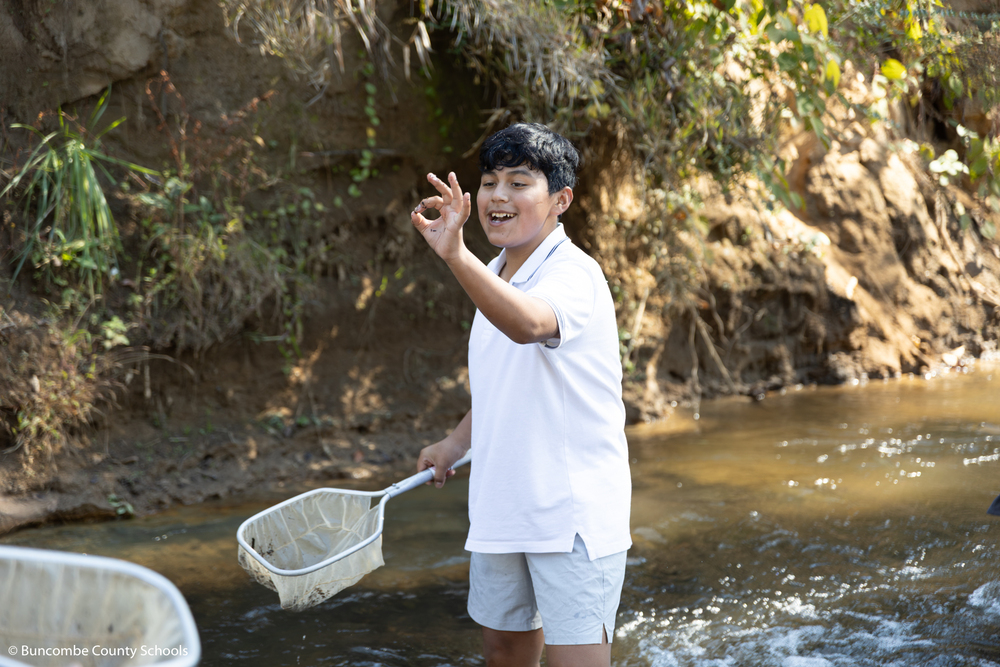 Student holding up a macroinvertebrates 