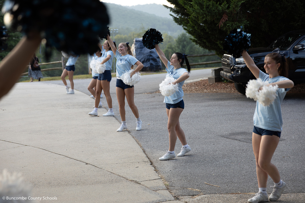 picture of EHS cheerleaders