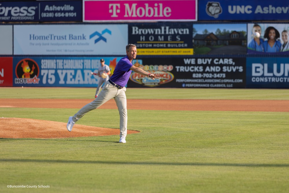 Dr. Jackson throws out first pitch at tourist game