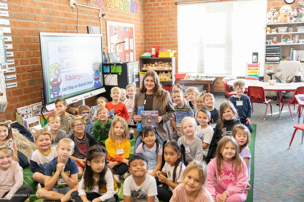 Elliette Olivia poses with kindergarten students