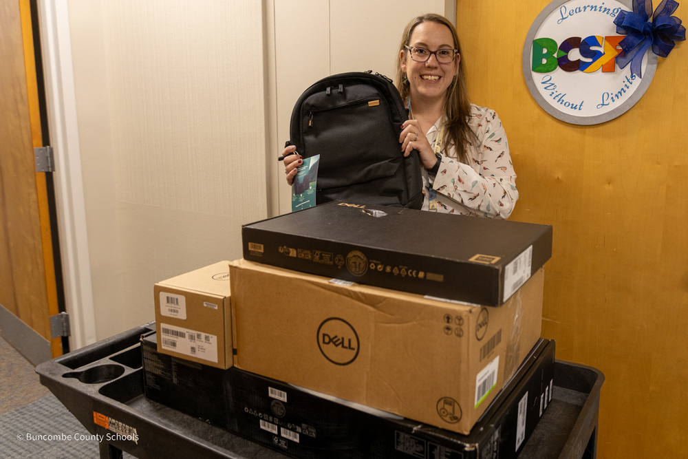 Teacher, Lexi Houle picking up her dell technology bundle