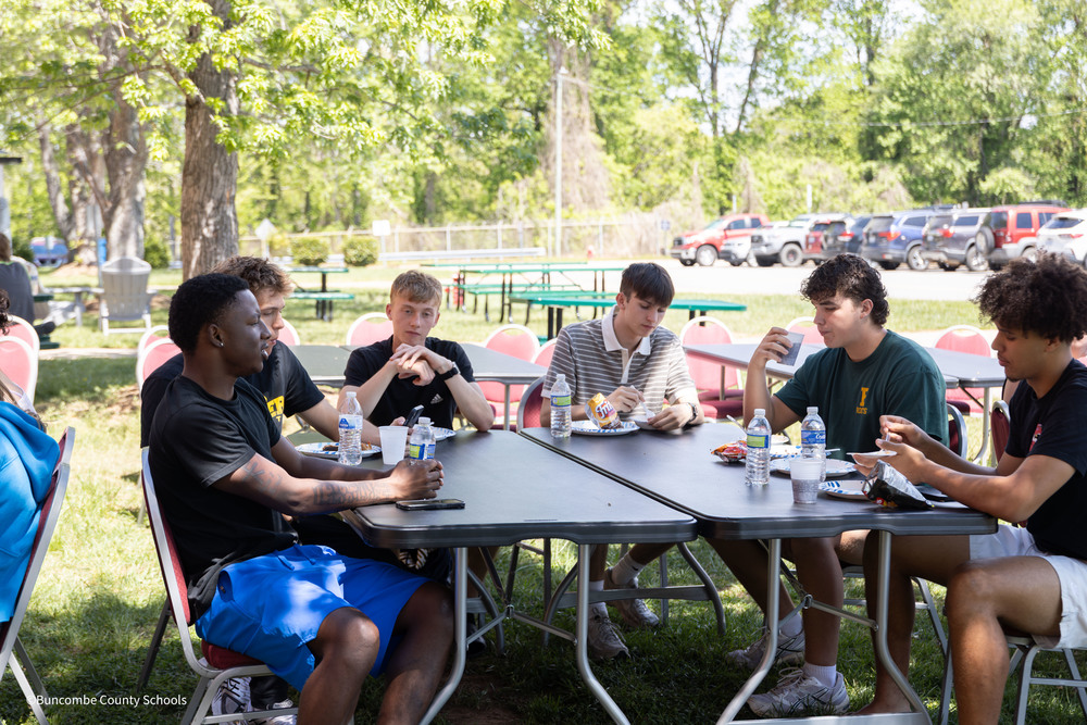 6 students enjoying lunch outside together