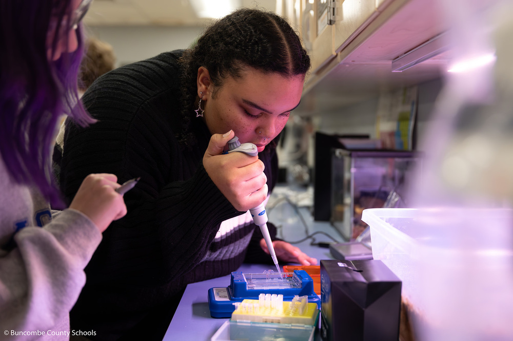 A student uses a dropper to fill up a vial in a biomedical class at Nesbitt.