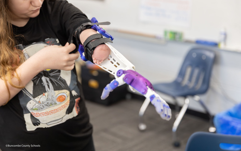 Student using prosthetic arm