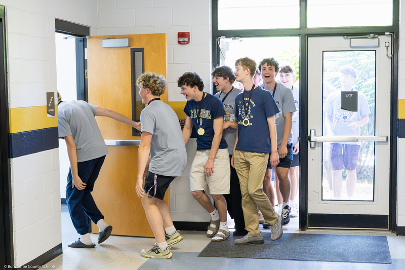 Volleyball players reenter the building during the parade.